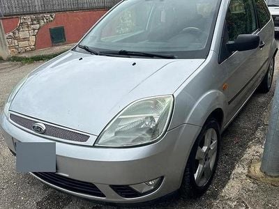 Begagnad Ford Fiesta Ambiente 68 HK (50 kW) 2004 Grå Halvkombi