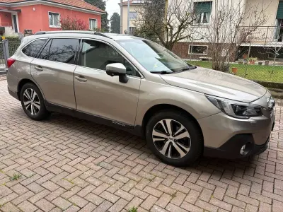 Usata Subaru Outback Premium 175 CV (128 kW) 2018 Argento Station wagon