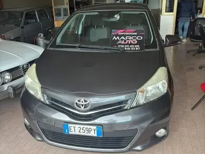 Usata Toyota Yaris 69 CV (50 kW) 2014 Grigio Utilitaria