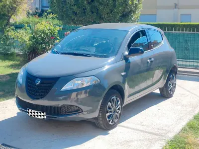 Usata Lancia Ypsilon 80 CV (58 kW) 2015 Grigio Utilitaria