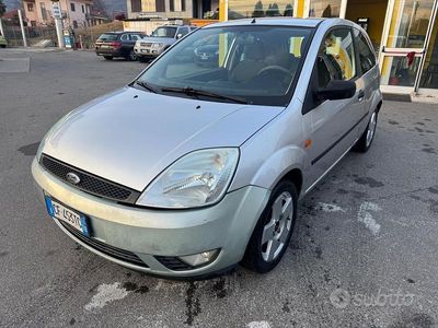 Usata Ford Fiesta 75 CV (55 kW) 2003 Grigio Berlina