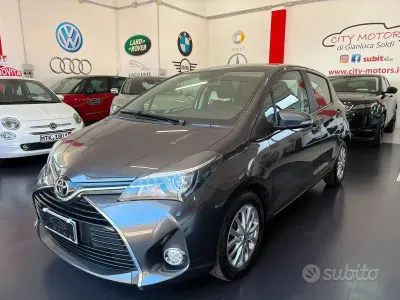 Usata Toyota Yaris Lounge 90 CV (66 kW) 2015 Grigio Utilitaria