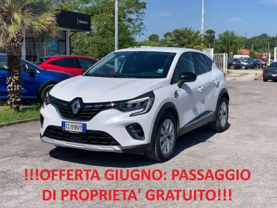 Usata Renault Captur Zen 143 CV (105 kW) 2022 Bianco SUV
