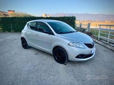 usata Lancia Ypsilon 1.0 70CV Hybrid GOLD - Neopatentati