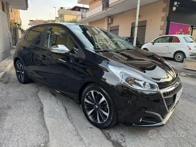 Usata Peugeot 208 Allure 102 CV (75 kW) 2020 Nero Utilitaria
