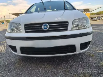 Usata Fiat Punto 80 CV (58 kW) 2004 Bianco Utilitaria
