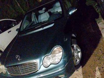 Usata Mercedes 220 143 CV (105 kW) 2001 Verde Berlina