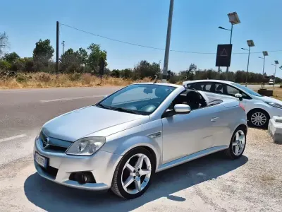 Usata Opel Tigra Edition 90 CV (66 kW) 2005 Grigio Cabrio