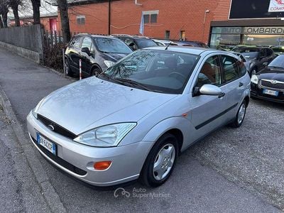 Usata Ford Focus Ghia 101 CV (74 kW) 2001 Grigio Berlina