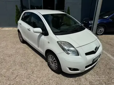 Usata Toyota Yaris Sol 69 CV (50 kW) 2011 Bianco Utilitaria