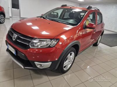 Usata Dacia Sandero Prestige 90 CV (66 kW) 2015 Rosso Berlina