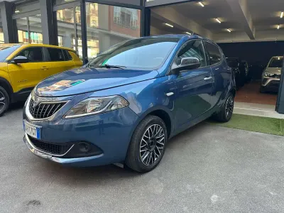 Usata Lancia Ypsilon Gold 69 CV (50 kW) 2024 Blu/azzurro Utilitaria