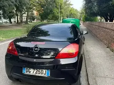 Usata Opel Tigra 69 CV (50 kW) 2007 Cabrio