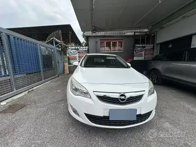 Usata Opel Astra 115 CV (84 kW) 2011 Bianco Berlina