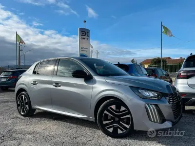 Usata Peugeot 208 Allure 101 CV (74 kW) 2024 Grigio Utilitaria