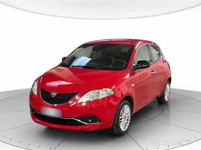 Usata Lancia Ypsilon Gold 69 CV (50 kW) 2017 Rosso Utilitaria