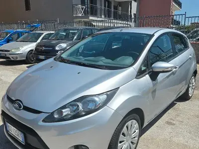 Begagnad Ford Fiesta 90 HK (66 kW) 2009 Grå Halvkombi
