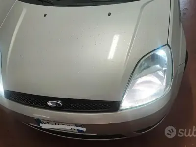 Usata Ford Fiesta 68 CV (50 kW) 2003 Grigio Utilitaria
