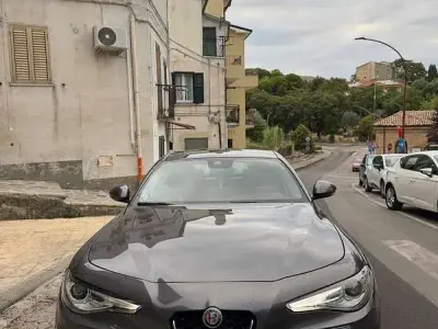 Usata Alfa Romeo Giulia 150 CV (110 kW) 2018 Grigio Berlina