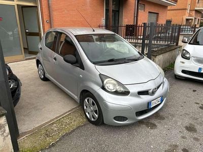 Usata Toyota Aygo Sol 68 CV (50 kW) 2011 Argento Utilitaria