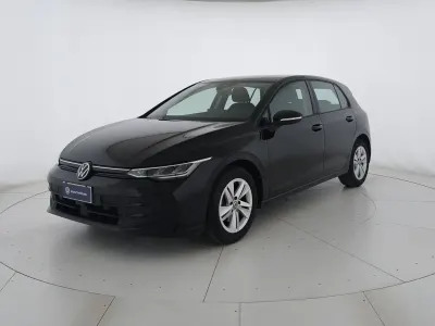 Usata VW Golf VIII Life 116 CV (85 kW) 2025 Grenadill black metallizzato Berlina