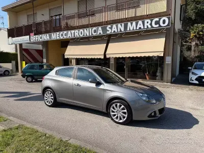 Usata Alfa Romeo Giulietta Distinctive 150 CV (110 kW) 2015 Grigio Utilitaria
