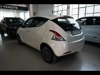 Usata Lancia Ypsilon Gold 69 CV (50 kW) 2016 Grigio chiaro Utilitaria