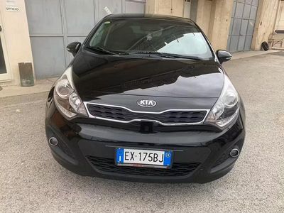 Usata Kia Rio Active 75 CV (55 kW) 2014 Nero Berlina