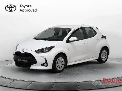 Begagnad Toyota Yaris Hybrid Active 115 HK (84 kW) 2022 Vit Sedan