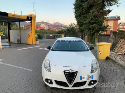 Gebraucht Alfa Romeo Giulietta 170 PS (125 kW) 2011 Weiß Kleinwagen