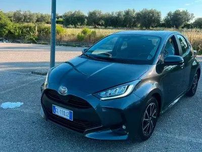 Usata Toyota Yaris Business Edition 72 CV (52 kW) 2023 Grigio Utilitaria