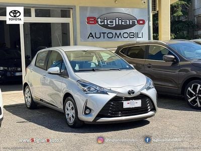 Usata Toyota Yaris Active 72 CV (52 kW) 2018 Grigio Berlina