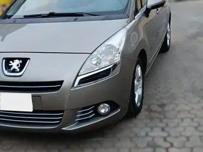 Usata Peugeot 5008 111 CV (81 kW) 2011 Oro Monovolume