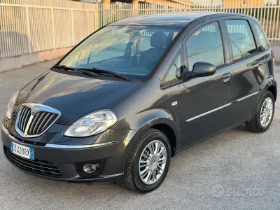 Usado Lancia Musa 77 CV (56 kW) 2009 Gris Monovolumen