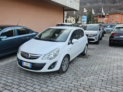 Usata Opel Corsa Edition 75 CV (55 kW) 2011 Bianco Utilitaria