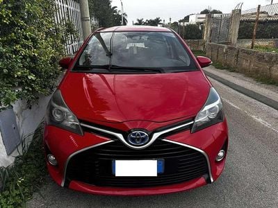 Usata Toyota Yaris Hybrid 73 CV (53 kW) 2017 Rosso Berlina