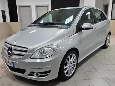 Usata Mercedes B180 Premium 109 CV (80 kW) 2011 Argento Utilitaria