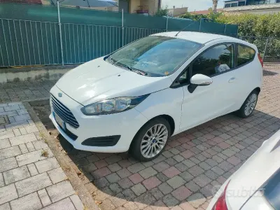Usata Ford Fiesta 97 CV (71 kW) 2013 Bianco Utilitaria