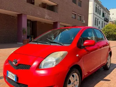Usata Toyota Yaris 69 CV (50 kW) 2011 Rosso Utilitaria