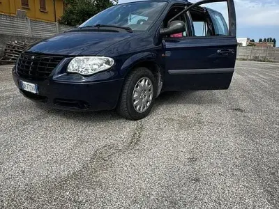 Usata Chrysler Voyager 143 CV (105 kW) 2007 Blu Monovolume