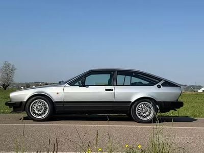 Begagnad Alfa Romeo Alfetta 130 HK (95 kW) 1983 Grå Sportkupé