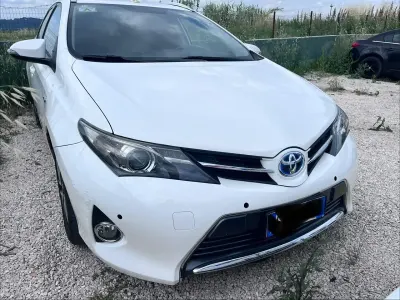 Usata Toyota Auris Hybrid Lounge 99 CV (72 kW) 2015 Bianco Station wagon