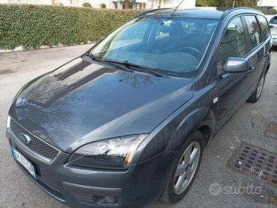 Usata Ford Focus Style 90 CV (66 kW) 2005 Grigio Station wagon