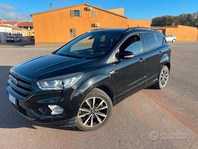 Usata Ford Kuga 120 CV (88 kW) 2019 Nero SUV