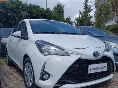 Usata Toyota Yaris Hybrid Business Edition 72 CV (52 kW) 2019 Bianco Berlina