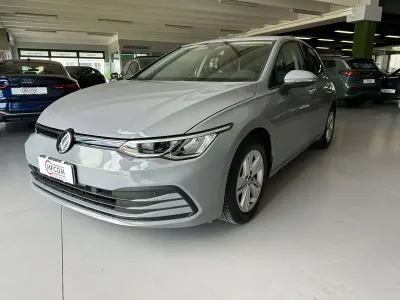 Usata VW Golf VIII Life 110 CV (80 kW) 2021 Grigio Berlina