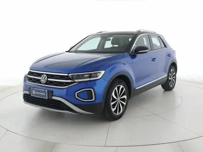Usata VW T-Roc R-line 150 CV (110 kW) 2023 Ravenna blue metallizzato nero SUV