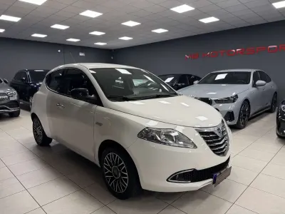 Używany Lancia Ypsilon S 95 KM (69 kW) 2016 Biały Hatchback