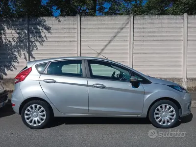 Usata Ford Fiesta 60 CV (44 kW) 2011 Grigio Berlina
