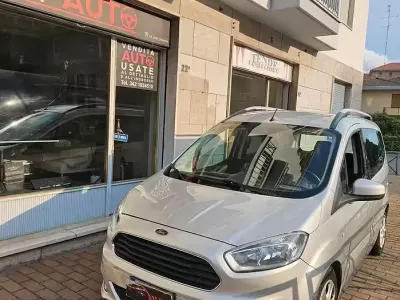 Usata Ford Tourneo Courier Titanium 75 CV (55 kW) 2015 Viola Monovolume